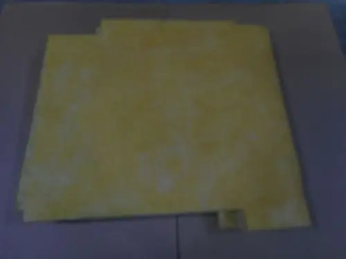 Gelbe Isolierplatte auf einem neutralen Hintergrund, möglicherweise von Remeha, die zur Dämmung geeignet ist.